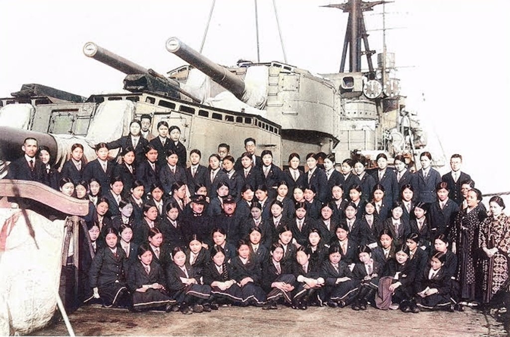 #日本海軍
修学旅行にて呉で妙高型重巡洋艦を見学した女学生の集合写真(カラー化)