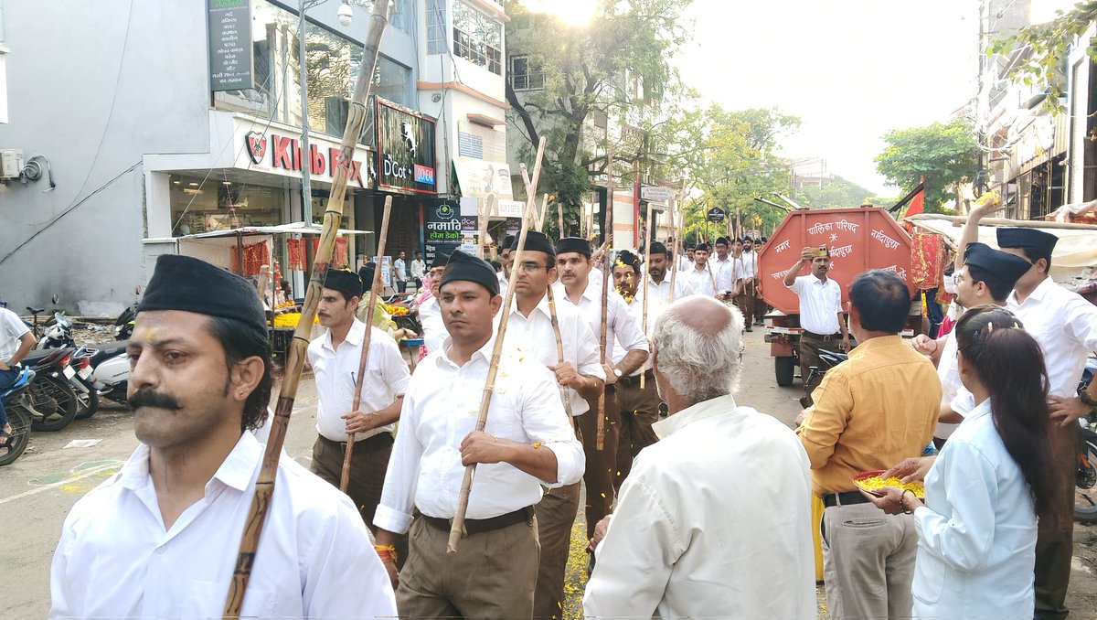 ManishP88892044's tweet image. विजयदशमी पर्व एवं राष्ट्रीय स्वयंसेवक संघ के 100 वर्ष पूर्ण होने पर आज नर्मदापुर नगर की शिवाजी बस्ती का ‘पथ संचलन’ बस्ती के प्रमुख मार्गो से निकाला गया। इस पथ संचलन में मैं सम्मिलित हुआ।
#RSS100Years