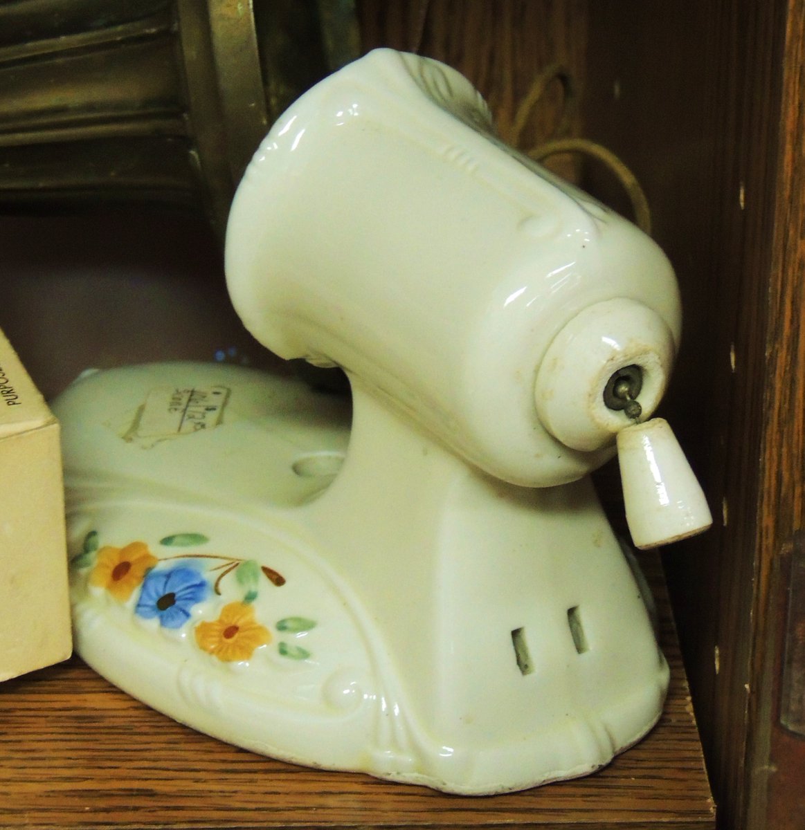 What a charming vintage wall sconce.  Looks like it stepped out of the 30's or 40's.