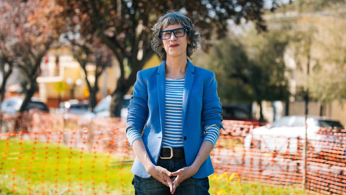 “No es que el frentista no me hubiese cautivado", cuenta 📚 "Es que la historia milica me da una lata tremenda. (...) A mí lo que me interesa es ese trenzado de afecto que sustentó a un grupo humano para llegar donde llegaron. Un trenzado que dura hasta el día de hoy".