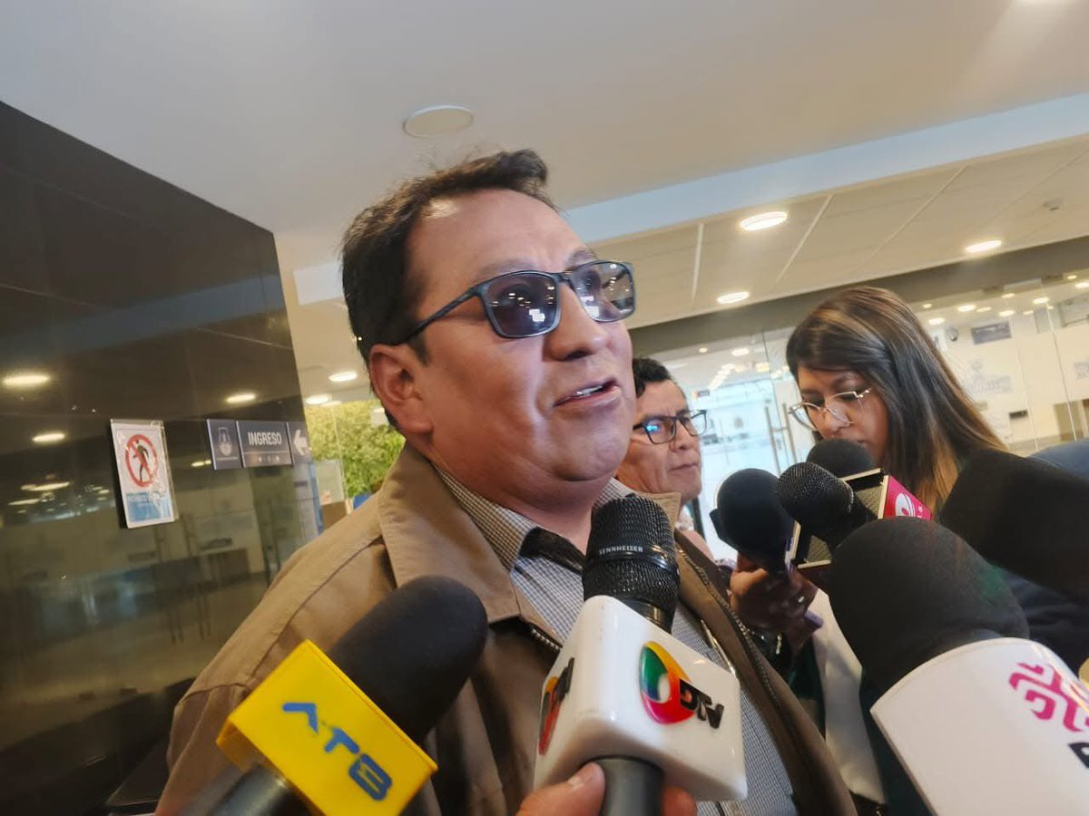reddtvoficial's tweet photo. "Lara como un político más debe estar preparado a debatir en cualquier terreno, sin condicionamiento"
El diputado del @MASespueblo #arcista #ZacaríasLaura señala que el candidato vicepresidencial del #PDC #EdmandLara como un político más tiene que estar preparado para debatir en cualquier terreno que se le diga, afirma que no se puede poner condiciones y dar la cara al pueblo boliviano sin ver lugares, agrega que sería un 3rror garrafal si Edman no se presenta al debate.