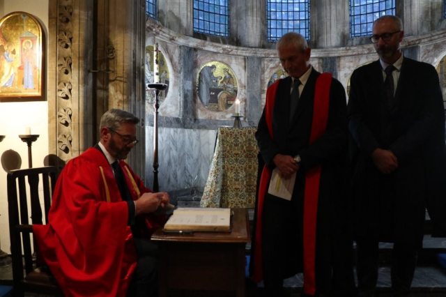 Gilbertson_Lab's tweet image. Everyone at @Gilbertson_Lab is thrilled to congratulate Prof. @RJG3062  on being installed as Master of @CaiusCollege ! 🎉💫✨ A wonderful achievement for Richard ! @CRUK_CI @Cambridge_Uni #Cambridge #GonvilleAndCaius