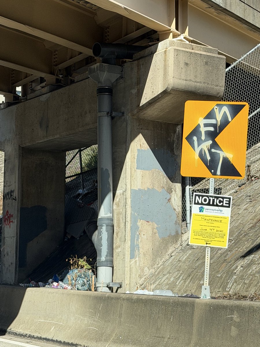 JamisonCombs's tweet photo. @Allegheny_Co @Pittsburgh @TheNextPGH Is there a reason this isn’t being cleaned weekly? It’s a horrible first impression when entering the city. A leaf blower and a street sweeper would do wonders. https://t.co/z4pTlQWfvC