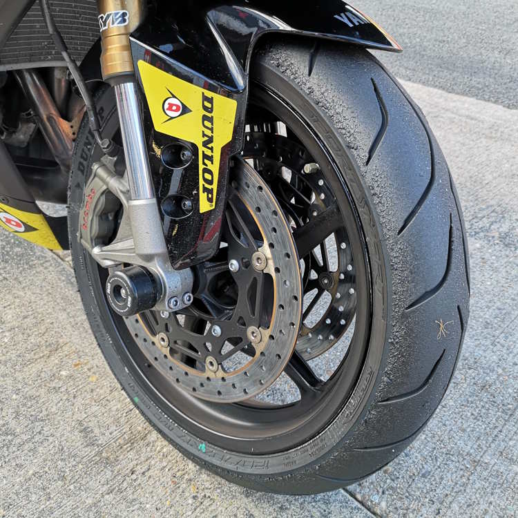 Ben tested the @dunlopmoto Sportsmart Mk4 at Donington on Tuesday - on the new Yamaha R9. He's written a review of the tyre on our product page.

Needless to say, a Sports tyre, with no tyre warmers in the Fast group made for an interesting day!

twotyres.co.uk/product/dunlop…