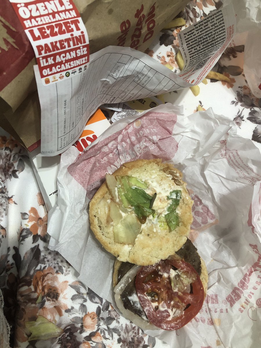 faik_tass's tweet photo. @BurgerKingTR restoranda @yemeksepeti üzerinde verdiğimiz siparişte resmen insan sağlığı ile oynuyor gelen siparişimizin için bakim dedim içinde soluncan çıktı bu kadar ucuz olmamalı insan sağlığı https://t.co/4ojlb34Mxe
