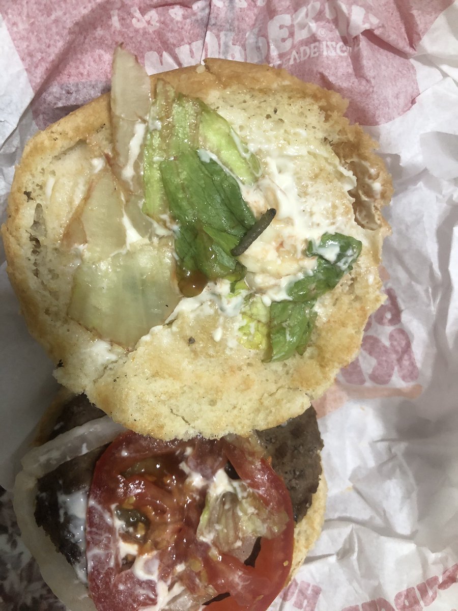 faik_tass's tweet photo. @BurgerKingTR restoranda @yemeksepeti üzerinde verdiğimiz siparişte resmen insan sağlığı ile oynuyor gelen siparişimizin için bakim dedim içinde soluncan çıktı bu kadar ucuz olmamalı insan sağlığı https://t.co/4ojlb34Mxe