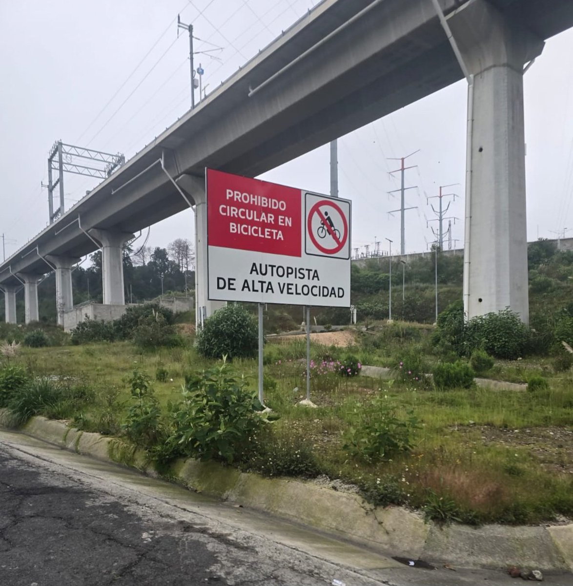 Sólo en #México... en lugar de respetar el derecho al libre tránsito -garantizado en Art11 de la Constitución como la facultad de "viajar por sunterritorio" sin permisos injustificados- se prohíbe el paso de ciclistas en ciertas vías
#LaCalleEsDeTodxs #NiUnaBiciBlancaMás
📷CCBR