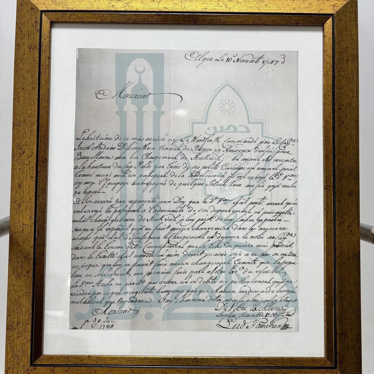 Faiza_etmoi's tweet photo. L’ambassadrice de Norvège offre un cadeau chargé d’histoire entre #Algerie 🇩🇿 et son pays 🇳🇴 :

Le recteur de la Grande Mosquée d’Alger a reçu l’Ambassadrice de #Norvège en Algérie, qui lui a remis un document daté de l’année 1743.

C’est une lettre diplomatique qui relate un incident maritime survenu entre l’Algérie et la Norvège en mer Méditerranée et qui retrace l’interception d’un navire norvégien, en raison de l’absence d’un « permis de passage méditerranéen ».
Le dey d’Alger intervint alors pour ordonner la libération de l’équipage restant du navire, tout en insistant sur l’importance du respect des lois maritimes et des traités en vigueur.
#Histoire