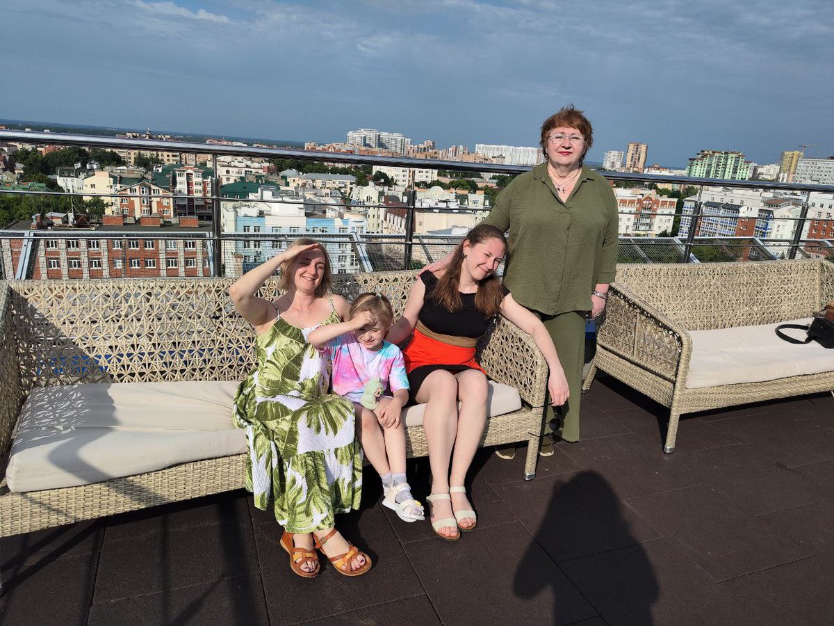 Это вот моя чудесная женская семья. Сестра Анфиса, племянница Алиса, я и мама Лена. Такие вот мы хорошие.