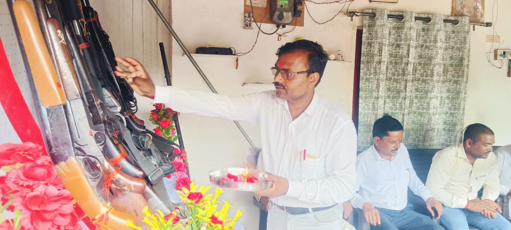 RNKSvasJsNews's tweet photo. भाजपा मंडल सुल्तानपुर टीम के द्वारा विजयदशमी के पावन पर्व पर शस्त्र पूजन गांधी जयंती एवं एक पेड़ मां के नाम कार्यक्रम का आयोजन हुआ जिसमें पूरी टीम उपस्थित  रही
#BJP4UP
#MYogiAdityanath 
#JitinPrasada 
#baburampasvanji https://t.co/j2LRLcql3S