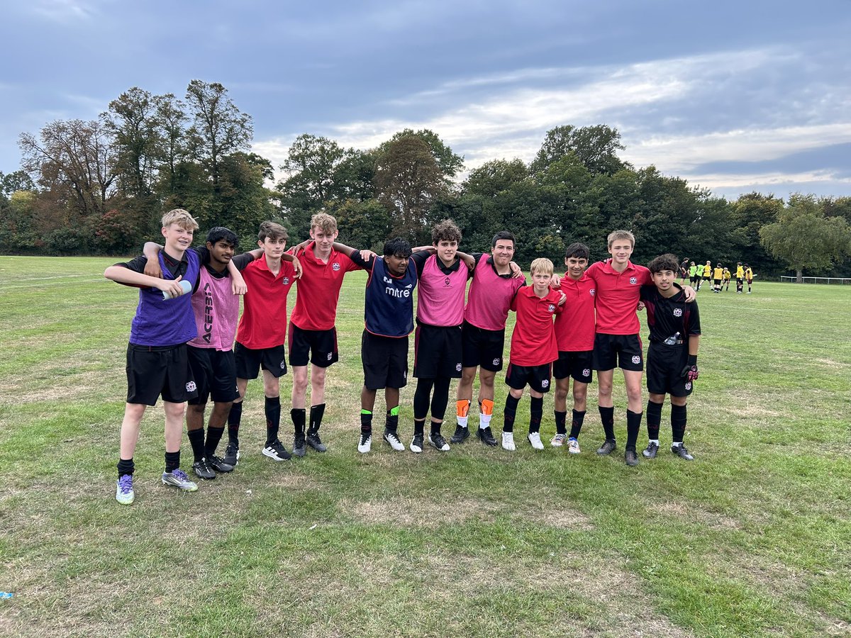 queensschturing's tweet photo. Year 11 Boys kicking off the first House sports event of the year ! https://t.co/032nRVETxY