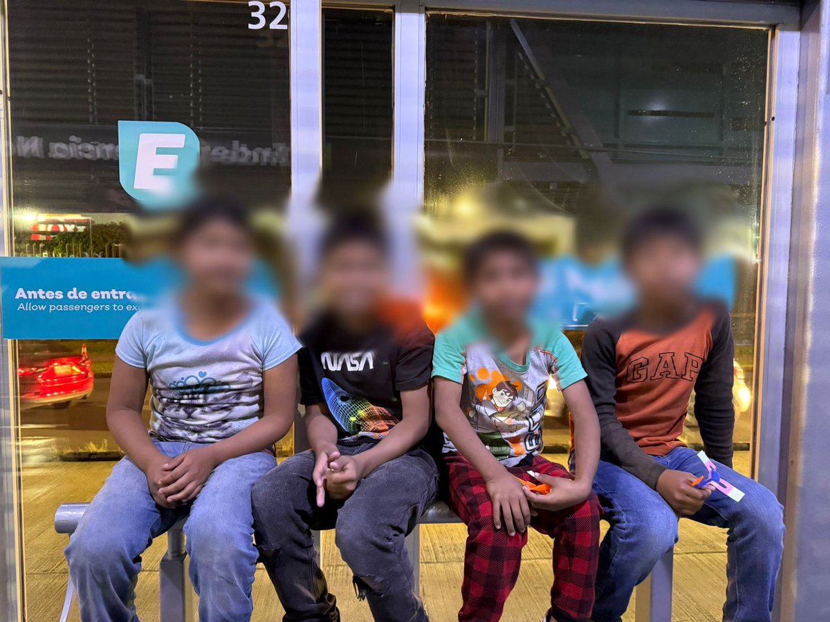 Ayudaron a tres niños y una niña que estaban extraviados a regresar con sus padres, los menores estaban al interior de la Estación Independencia Norte de Guadalajara.