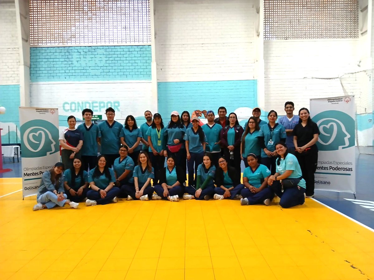 Nuestros estudiantes de Psicología de #CEUTECTGU compartieron estrategias de gestión del estrés con atletas de Olimpiadas Especiales 💪🧠, creando un espacio de bienestar para ellos y sus familias 💛 #CEUTEC #MentesPoderosasHonduras #BienestarEmocional
