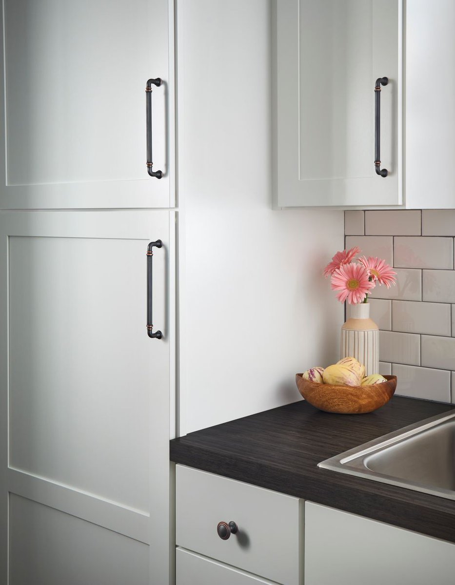 TopKnobs's tweet image. #SuiteSpotlight – Reeded Suite  

With its intricate detailing and timeless transitional design, the Reeded Suite brings classic sophistication to any space it adorns. ✨