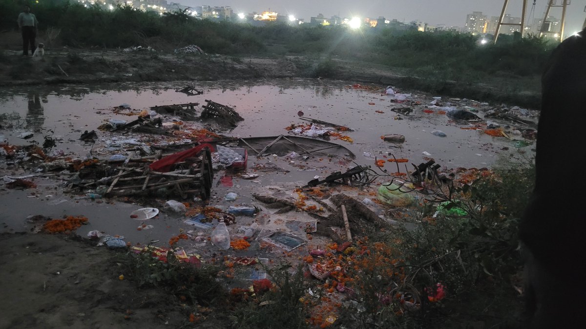 hirok_de's tweet photo. Pathetic Durga immersion site at Sec 137,near Sri Ram School— filth, no facilities, no dignity. 
❌ No proper water body
❌ No cleanliness/sanitation
❌ No lighting, barricading, safety
@myogiadityanath @noidapolice @CeoNoida @noida_authority
#Noida #AnandoroopaCulturalTrust https://t.co/yVobL7A1V0