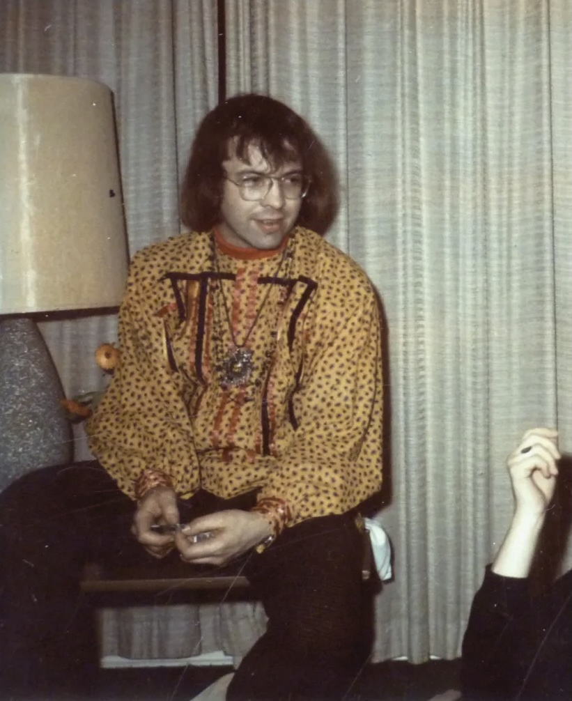 This guy made 5 MILLION hits of LSD in his basement.

While building the Grateful Dead’s sound system.

The FBI chased him for years.
But by the time they caught him, he'd already moved 80% of his stock.

Meet Owsley Stanley - acid king, audio wizard, government migraine.