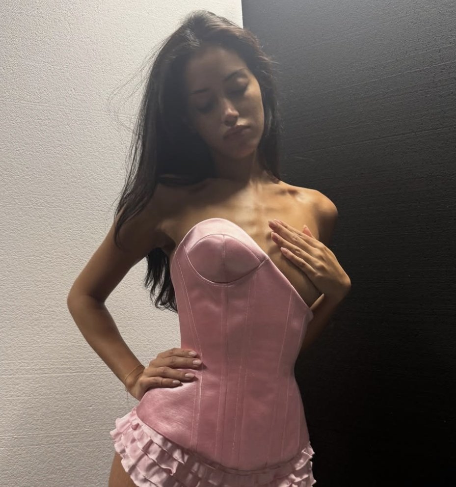 humanyazio's tweet photo. her chestbones omg https://t.co/rw8ID20Uus