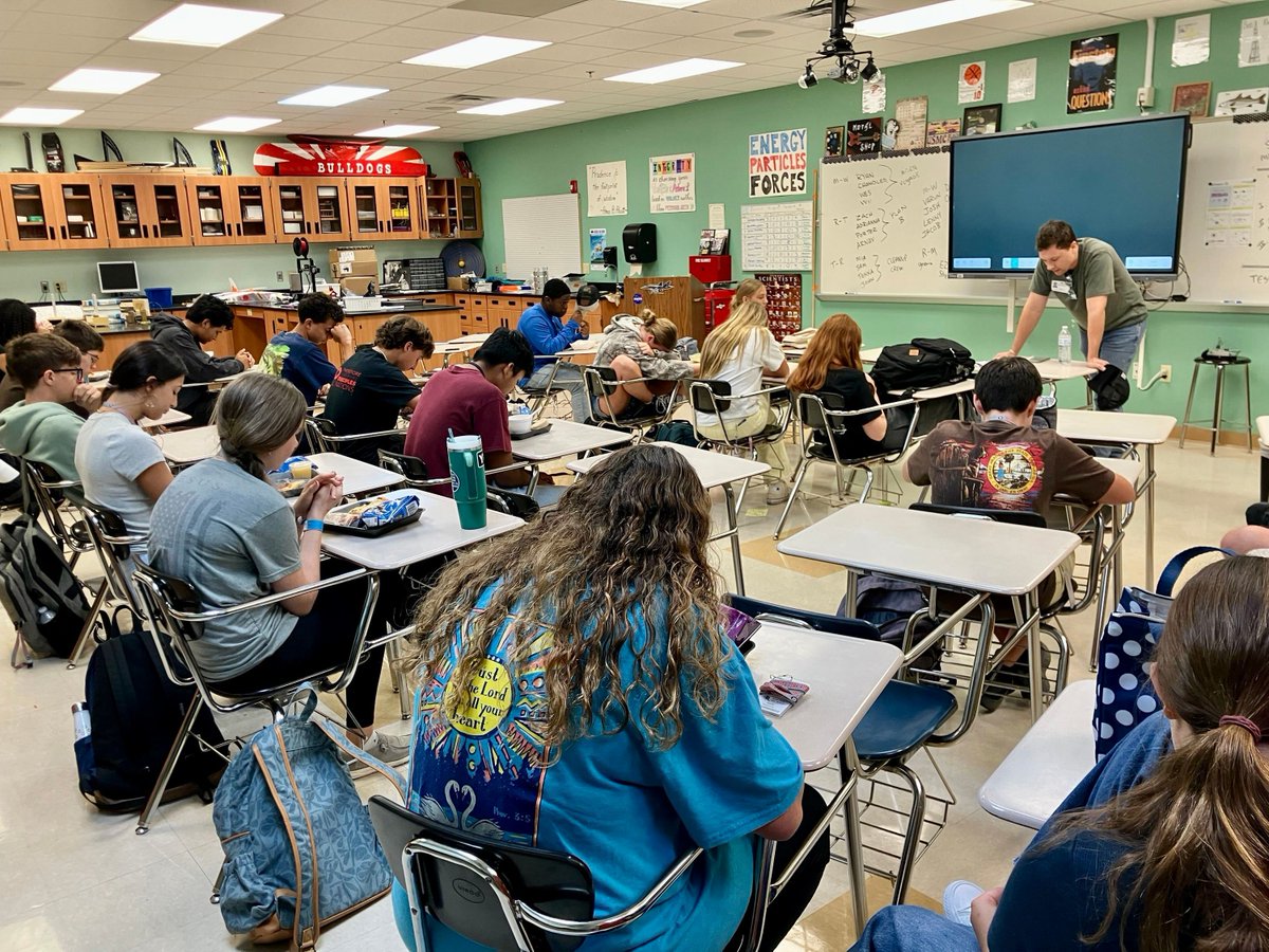 FirstPrioritySF's tweet photo. 🎒 Every school is a mission field.
Every student is a leader in the making.
Every club meeting is a chance to share hope.
That’s why campus ministry matters. https://t.co/o6IwOrXQsA