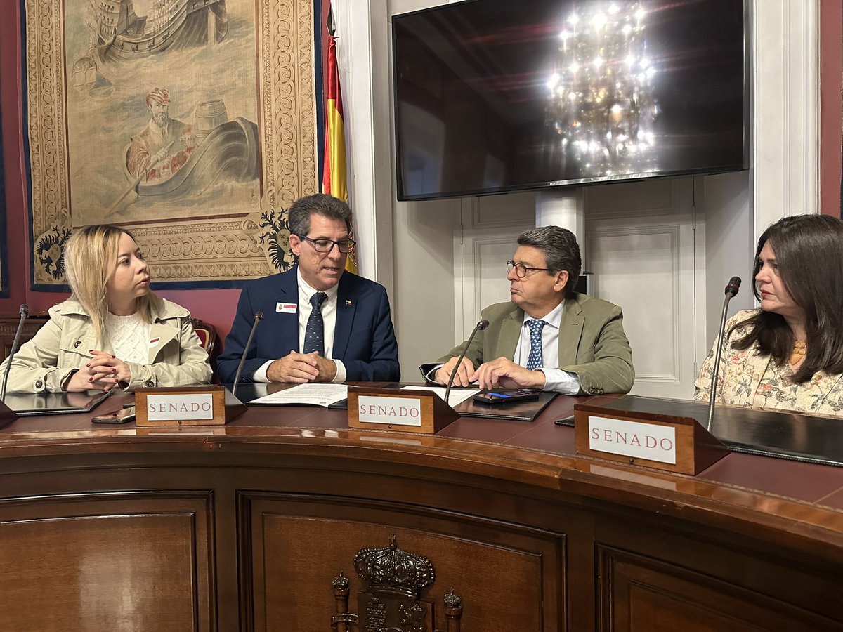 xiomarasierra's tweet photo. Hoy #20ct, desde el Senado de España, nos reunimos con el presidente de la Comisión de Asuntos Iberoamericanos, el senador Juan José Matarí, para agradecer en nombre de todos los venezolanos por declarar al Cártel de los Soles como
organización terrorista.
Este paso firme dado por el Senado español representa un avance crucial en la lucha por la libertad y la justicia en Venezuela, y un mensaje claro de solidaridad hacia nuestros ciudadanos que hoy enfrenta a una estructura criminal enquistada en el poder.
También elevamos nuestra voz por los ciudadanos españoles que hoy son presos políticos en Venezuela, víctimas de la represión de un régimen que persigue, tortura y encarcela a inocentes.
Agradecemos profundamente al Senado de España por acompañar la causa venezolana. Porque nuestra lucha no es solo nacional, sino global: es la lucha de todos los pueblos libres contra el crimen y la tiranía.