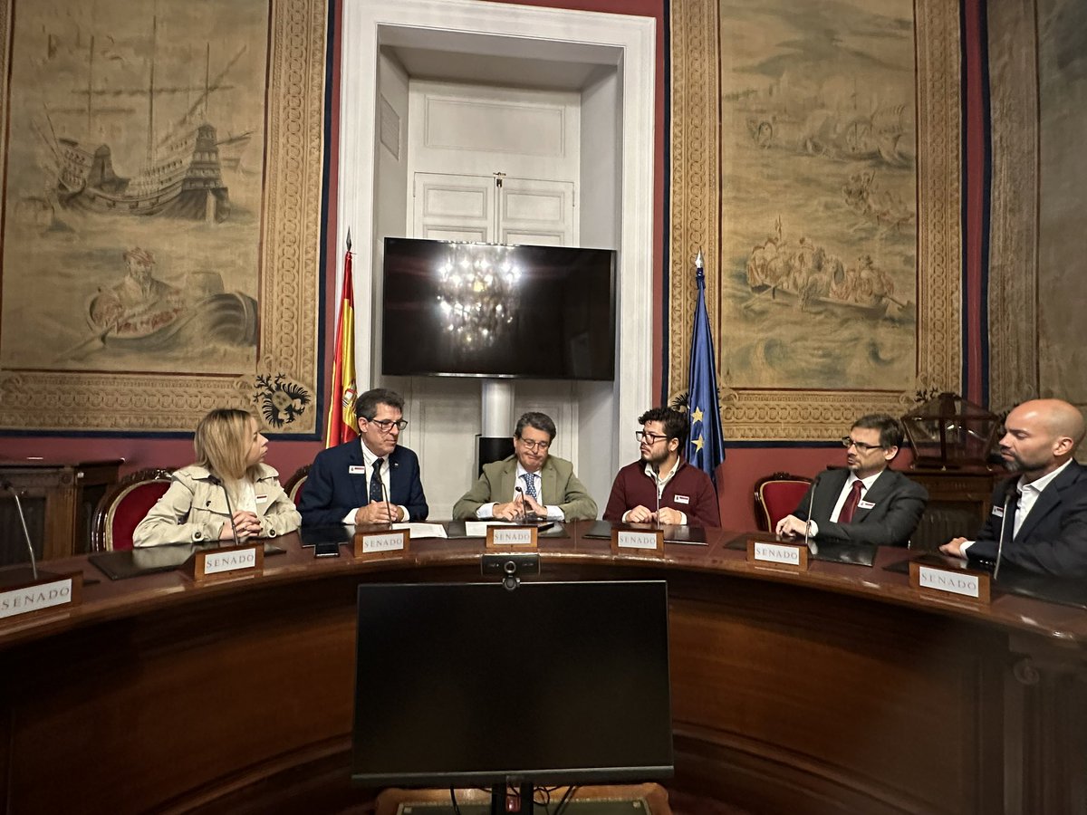 xiomarasierra's tweet photo. Hoy #20ct, desde el Senado de España, nos reunimos con el presidente de la Comisión de Asuntos Iberoamericanos, el senador Juan José Matarí, para agradecer en nombre de todos los venezolanos por declarar al Cártel de los Soles como
organización terrorista.
Este paso firme dado por el Senado español representa un avance crucial en la lucha por la libertad y la justicia en Venezuela, y un mensaje claro de solidaridad hacia nuestros ciudadanos que hoy enfrenta a una estructura criminal enquistada en el poder.
También elevamos nuestra voz por los ciudadanos españoles que hoy son presos políticos en Venezuela, víctimas de la represión de un régimen que persigue, tortura y encarcela a inocentes.
Agradecemos profundamente al Senado de España por acompañar la causa venezolana. Porque nuestra lucha no es solo nacional, sino global: es la lucha de todos los pueblos libres contra el crimen y la tiranía.