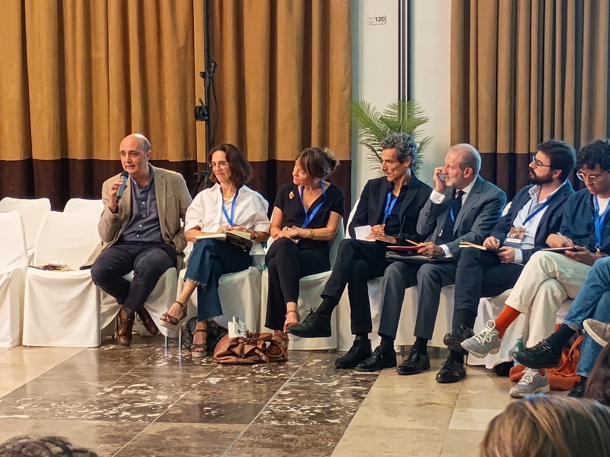 FundFormentor's tweet photo. 'Estoy obligado a creer en los libros, citando a Eco, es como las tijeras una tecnología perfecta" interviene Piero Salabe editor de @hanserverlag en el #ColoquiosFormentor de Editores europeos en las #ConversacionesFormentor 2025 en Aranjuez https://t.co/cH5RGLHA8P