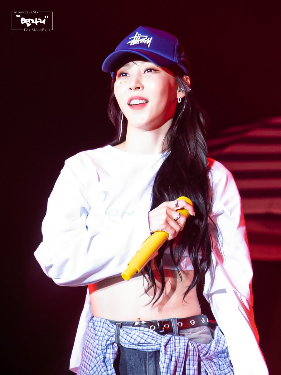 MoonStarSG's tweet photo. 언니는 생각만해도 행복해지는 사람이에요 
只是���起也會感到幸福的人
是給予過我很多力量與愛的人
是腦海裡出現名字就會想著是無比好的人
她一直是她 從前是 現在是 以後也是
永遠謝謝這麼好的妳 我是妳的木木也是妳的流星
不論哪個情境裡的妳 都是我愛的文星伊
#마마무 #문별  #MAMAMOO #MoonByul https://t.co/91eFY5Y1rI
