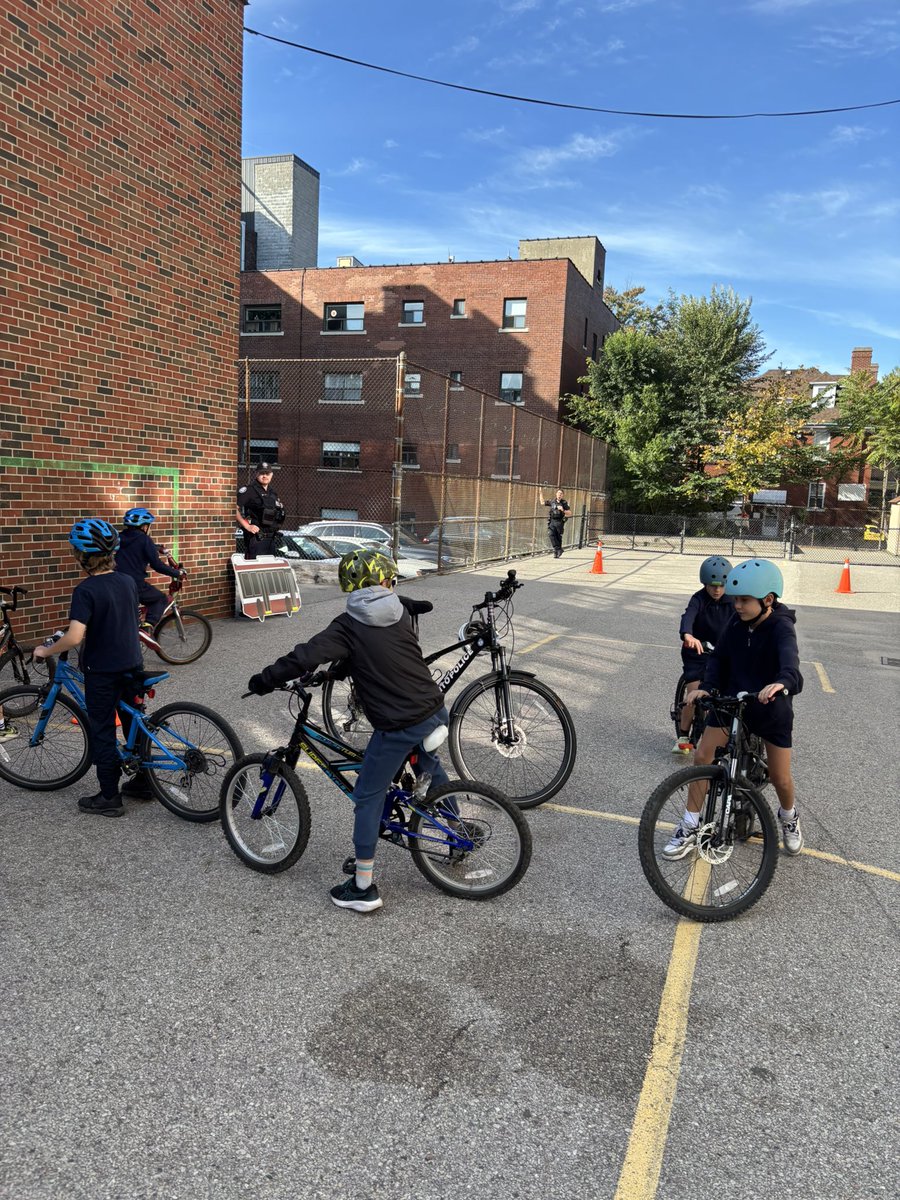 StarWarsCop's tweet image. We had a @TorontoPolice @TrafficServices #bikerodeo today at  St. Vincent de Paul @TCDSB  in @TPS11Div🚲. The kids were awesome  with their great energy, big smiles and lots of fun riding. Always love seeing them out there learning safety and having a blast! 🙌

#wearyourhelmet
