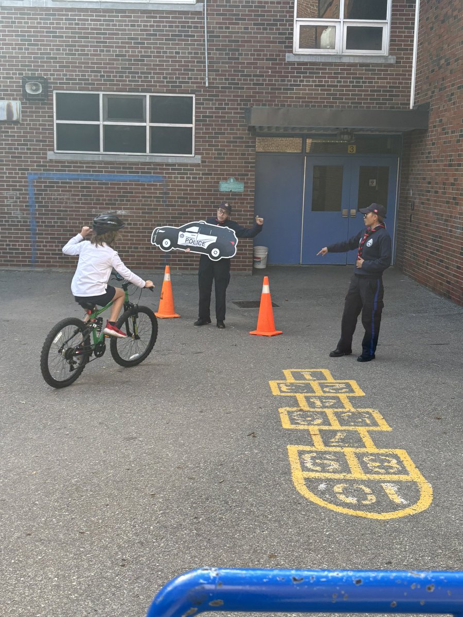 StarWarsCop's tweet image. We had a @TorontoPolice @TrafficServices #bikerodeo today at  St. Vincent de Paul @TCDSB  in @TPS11Div🚲. The kids were awesome  with their great energy, big smiles and lots of fun riding. Always love seeing them out there learning safety and having a blast! 🙌

#wearyourhelmet