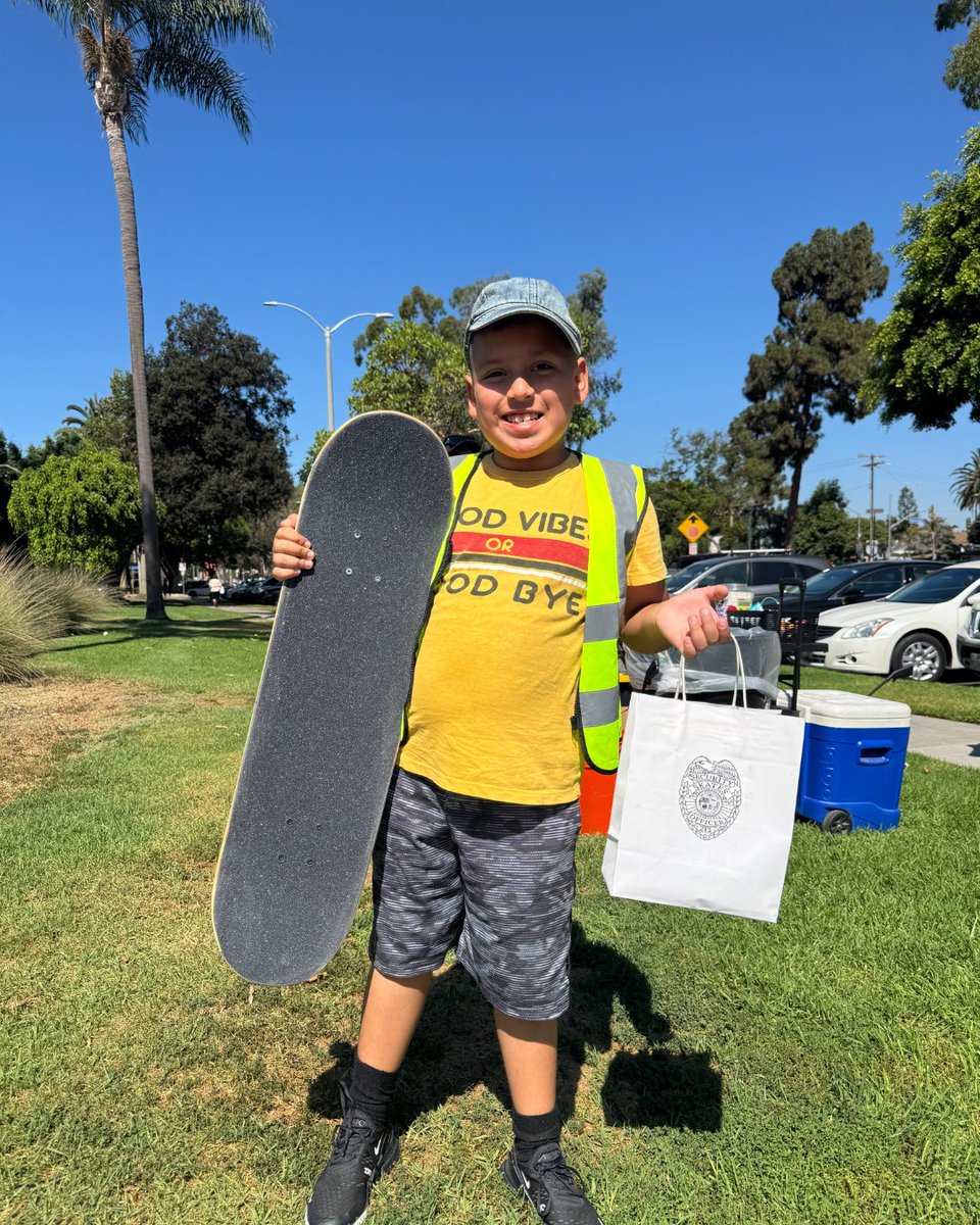 LBPublicWorks's tweet photo. POV: you volunteer to clean up and win some prizes ๐ฎโ๐จ๐ฏ
Join the Friends of Bixby Park & @securityskates to #KeepLBClean ๐๏ธ
๐
Saturday, October 4, 2025
๐ 9 a.m. - 11 a.m.
๐ 130 Cherry Ave
๐ Host your own clean-up at https://t.co/5aOapnawMa https://t.co/TsshIDNzqn