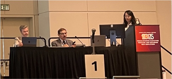 YaleCancer's tweet photo. Dr. Huixiao Chen shares how early clinical experience with biology-guided radiotherapy #BgRT shows it's feasible, safe & accurate. PET-based metrics help assess tumor uptake and guide real-time treatment, potentially improving outcomes. #ASTRO25 @YaleRadOnc @SmilowCancer https://t.co/SigtPREBaF