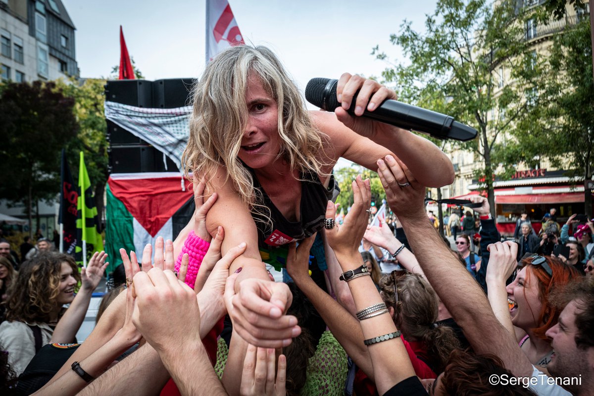 Elena "MC" Vieillard du groupe d'electro-punk-rap, Les Vulves assassines, lors de la journée nationale de grève organisée par les huit plus grands syndicats français pour réclamer des mesures de « justice sociale »
#lesvulvesassassines #leicaq