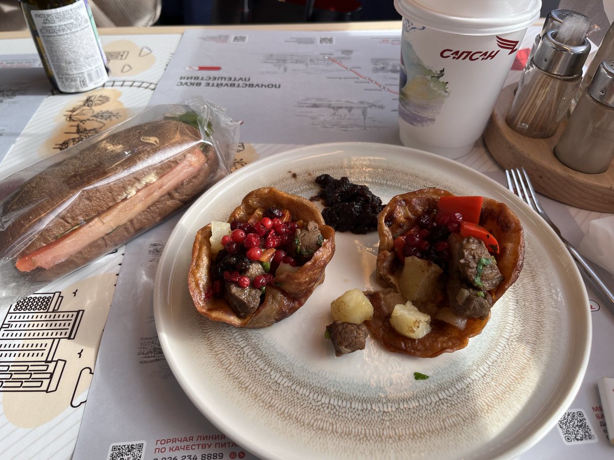 ドイツICE3の改造車で4時間、ツアー最後の都市Санкт-Петербург に到着🚄

ランチを食べ損ねてたので、留学中一度も使わなかった食堂車を利用。割高とはいえ景色🌲を楽しみながら美味しいご飯にありつけて良きでした。お酒飲める人ならもっと楽しいんだろうなぁ羨ましい。