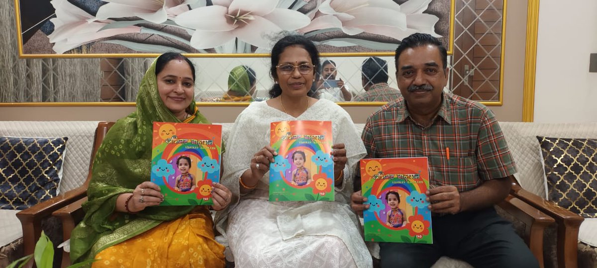 AbhinavBalmann's tweet photo. अभिनव बालमन के 17 वें वर्ष के पहले अंक का लोकार्पण करते अलीगढ़ के प्रसिद्ध चिकित्सक द्वय डा राजीव कुमार वार्ष्णेय और डा अल्पना वार्ष्णेय।

इस बार आवरण पृष्ठ पर आपकी नातिन प्रिय अक्षिता का छायाचित्र है।

साथ में  निश्चल और संध्या https://t.co/Hj5ROdB4PH