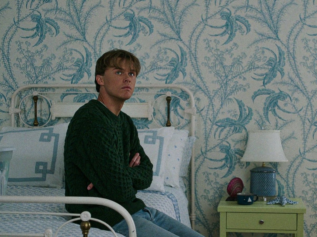 midnightchaptr's tweet photo. I know this isn’t the point of the tweet, but one of my favourite details this season is the amount of green among Conrad’s wardrobe and things, which wasn’t the case in previous seasons. Take it as a symbol for stability as well as hope (hello, Gatsby) https://t.co/ZMyOFWHLjI