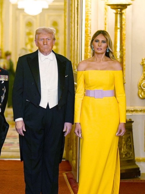 StandUpForFact's tweet photo. Give me a THUMBS-UP👍, if you think that Melania Trump is the most stunning First Lady America has ever had !! https://t.co/kdFJ6Y5Vgr
