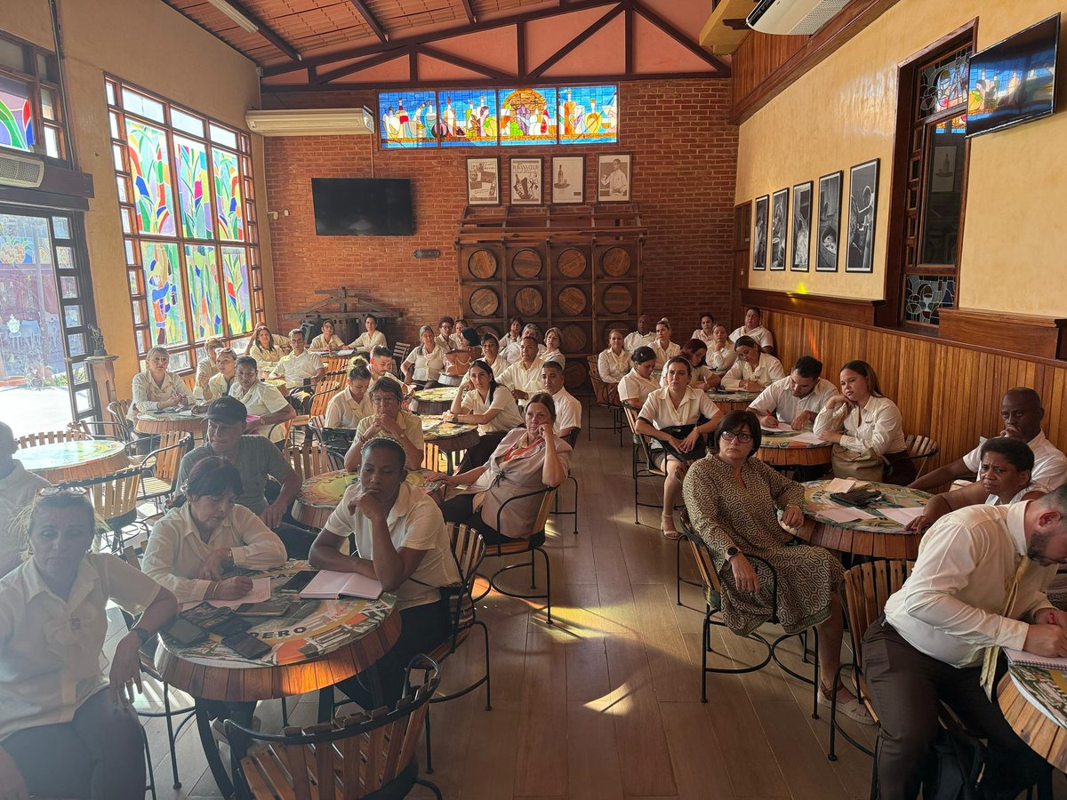 Ayer 1 de octubre se realizó una capacitación sobre legitimidad de billetes en USD,  impartida al personal de Caracol por el gerente de la Sucursal 0401 Varadero Oeste, Carlos Villavicencio. 
#Cadeca
#TuSeguridadNuestroCompromiso
#MatancerosEnVictoria