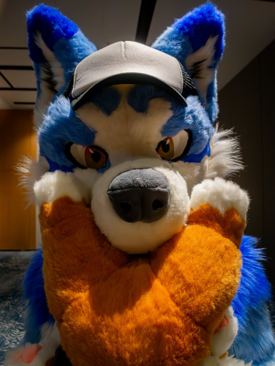 我有個香香大雞腿~🍗
📸 <a href="/r1o827/">里區欠／Rio</a> 
✂️ <a href="/ChieLuFursuit/">柴鹿毛工坊</a> 
#FursuitFriday