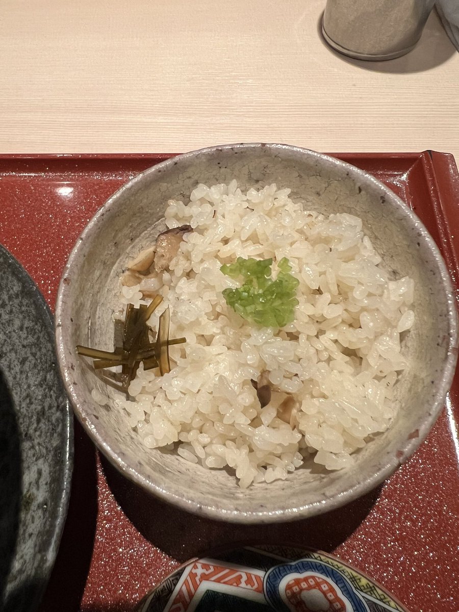 5296kobukuro_'s tweet photo. 麦と麺助さん✨

淡路鱧と松茸の黄金秋そば🍜✨
松茸の土鍋ご飯🍄‍🟫
松茸ワンタン
燻製チーズ

秋恒例の至極一杯です✨

松茸、鱧の食材のよさが全面に感じられる
大好きな秋そばです💕
このお値段でいただけることに本当に感謝です♡

@mugitomensuke 
@moeyo_mensuke 
#麦と麺助
#ラーメン https://t.co/FG0HPoCaJc