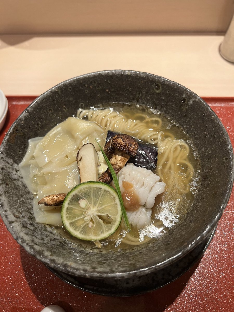 5296kobukuro_'s tweet photo. 麦と麺助さん✨

淡路鱧と松茸の黄金秋そば🍜✨
松茸の土鍋ご飯🍄‍🟫
松茸ワンタン
燻製チーズ

秋恒例の至極一杯です✨

松茸、鱧の食材のよさが全面に感じられる
大好きな秋そばです💕
このお値段でいただけることに本当に感謝です♡

@mugitomensuke 
@moeyo_mensuke 
#麦と麺助
#ラーメン https://t.co/FG0HPoCaJc