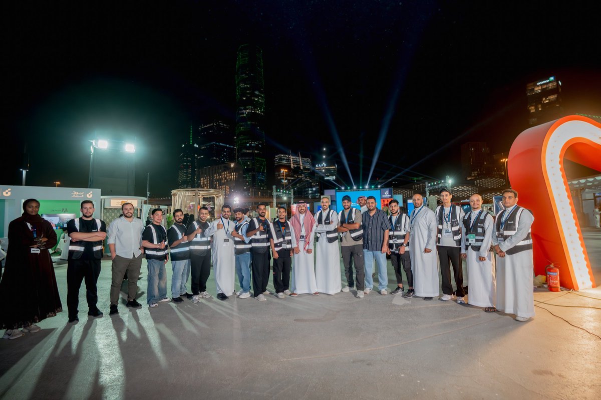 oudysah's tweet photo. في ٤ أيام فقط من سوق الدار بتنظيم بنك التنمية الاجتماعية،
وبالتعاون بين عديسة و شركة سيلكت،
أنتجنا:
🎥 +٦٥ فيديو
🖼️ +١٠٠ تصميم وصورة

إنجاز نعتز فيه ويعكس قوة الفريق وروح الإبداع ✨

#عديسة #سوق_الدار #بنك_التنمية_الاجتماعية #إنتاج_مرئي https://t.co/FrNKoO3xXm