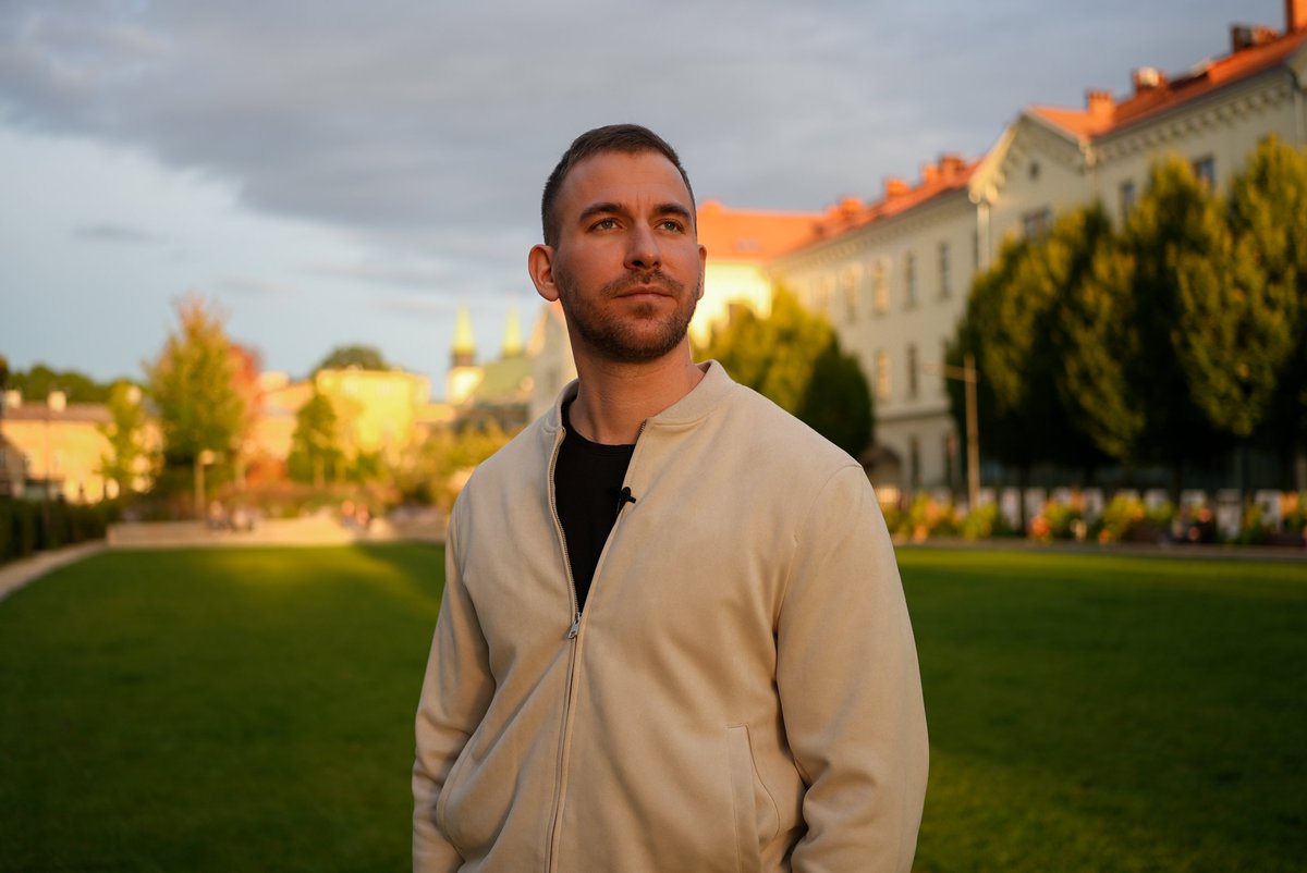 Du brauchst keine Ewigkeit, um mit Frauen gut zu werden.

In drei Jahren kannst du ein sehr solides Level erreichen, wenn du es richtig angehst und weißt, was zu tun ist – besser als 98 % der Männer.

Also vertrödel deine Zeit nicht, gammle nicht herum. Mach es entweder richtig –