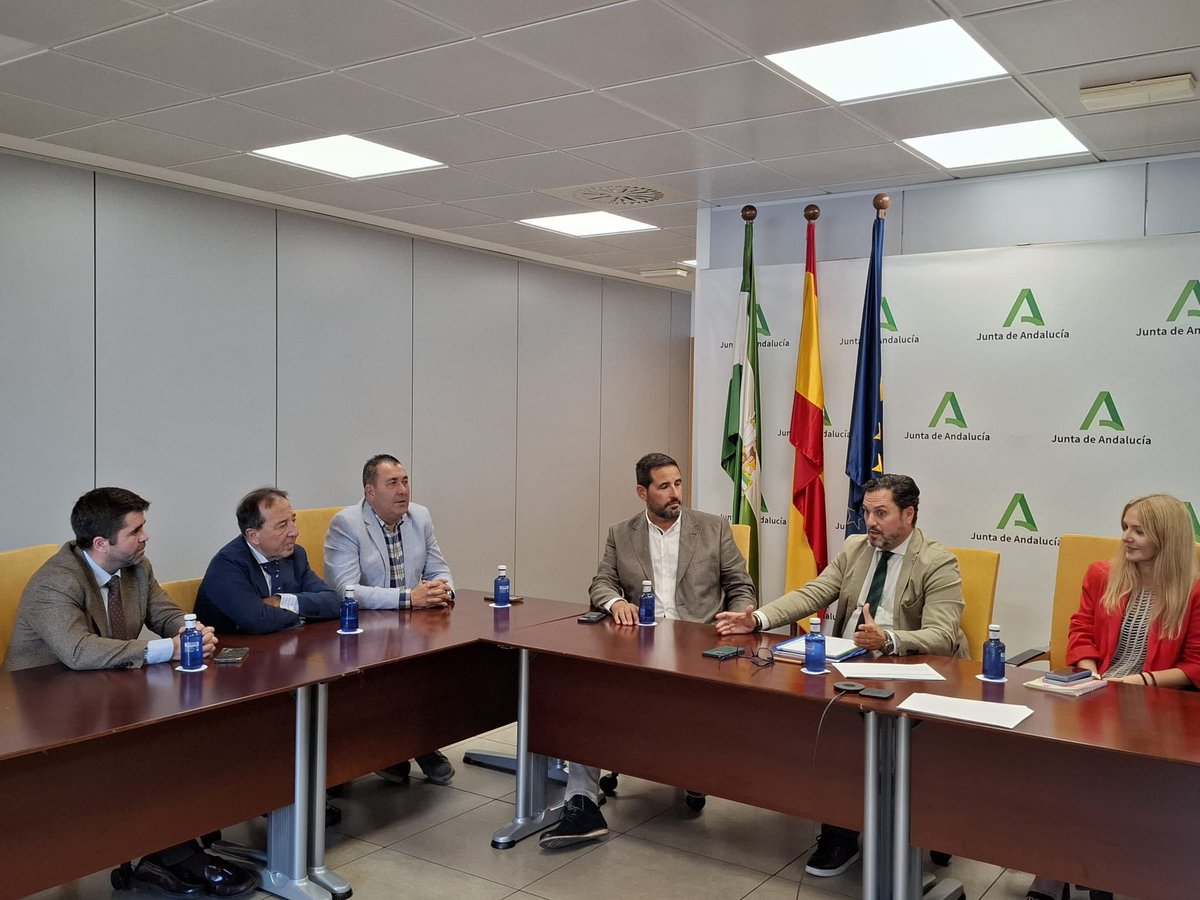 AOTransporte's tweet photo. Visita institucional de AOT y FATRANS a la Delegación de Fomento en Huelva

Hoy hemos mantenido un encuentro con el delegado territorial, D. Jaime Alberto Pérez, y la jefa de servicio de Transportes, Dña. Rosario Calero. https://t.co/R5ycg7x0X6