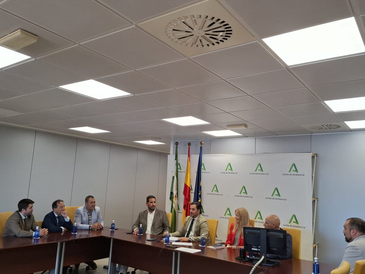 Visita institucional de AOT y FATRANS a la Delegación de Fomento en Huelva

Hoy hemos mantenido un encuentro con el delegado territorial, D. Jaime Alberto Pérez, y la jefa de servicio de Transportes, Dña. Rosario Calero.