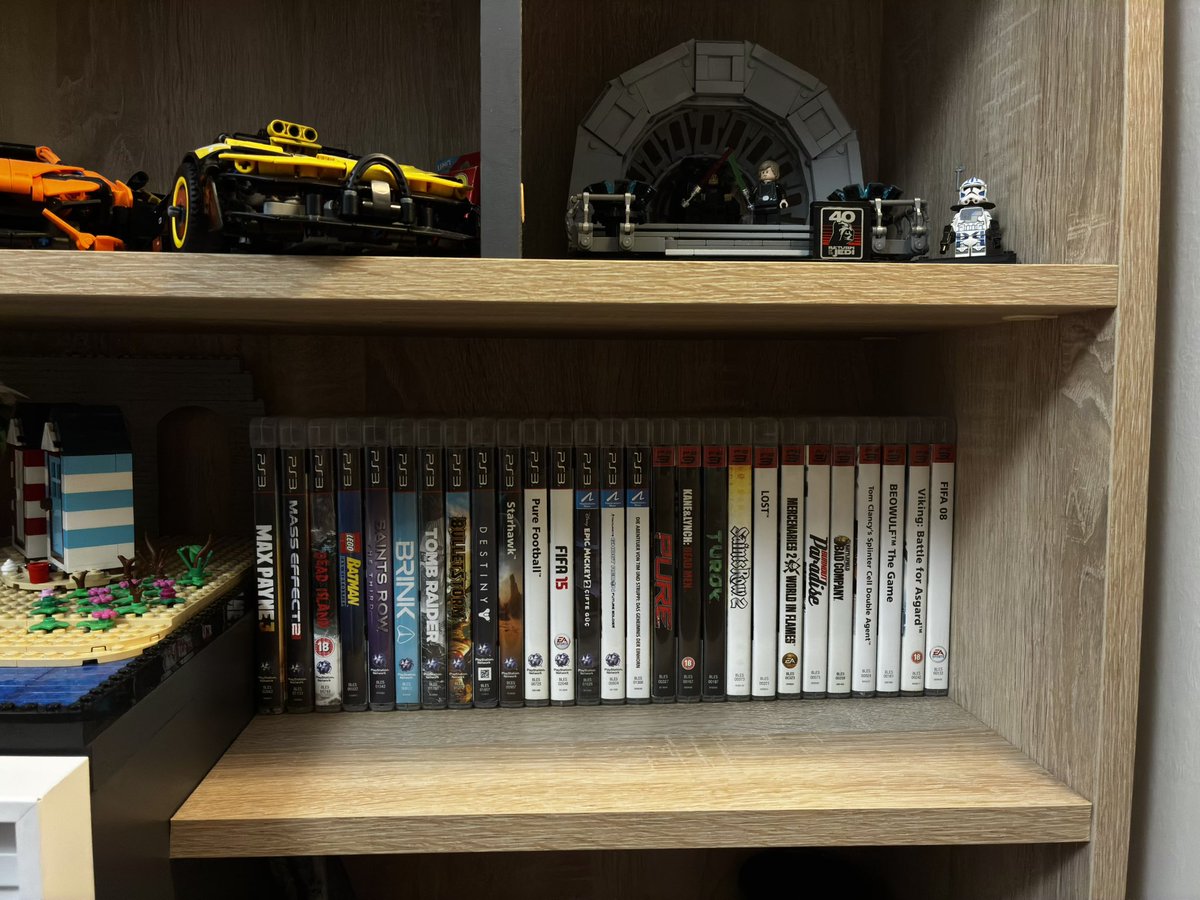 Artık kütüphaneye dizilecek kadar PS3 arşivim olmuş 🫠 Yerinden edilip en tepeye atılan Legolar için de bi raf falan bi şeyler ayarlayacağız artık shsha