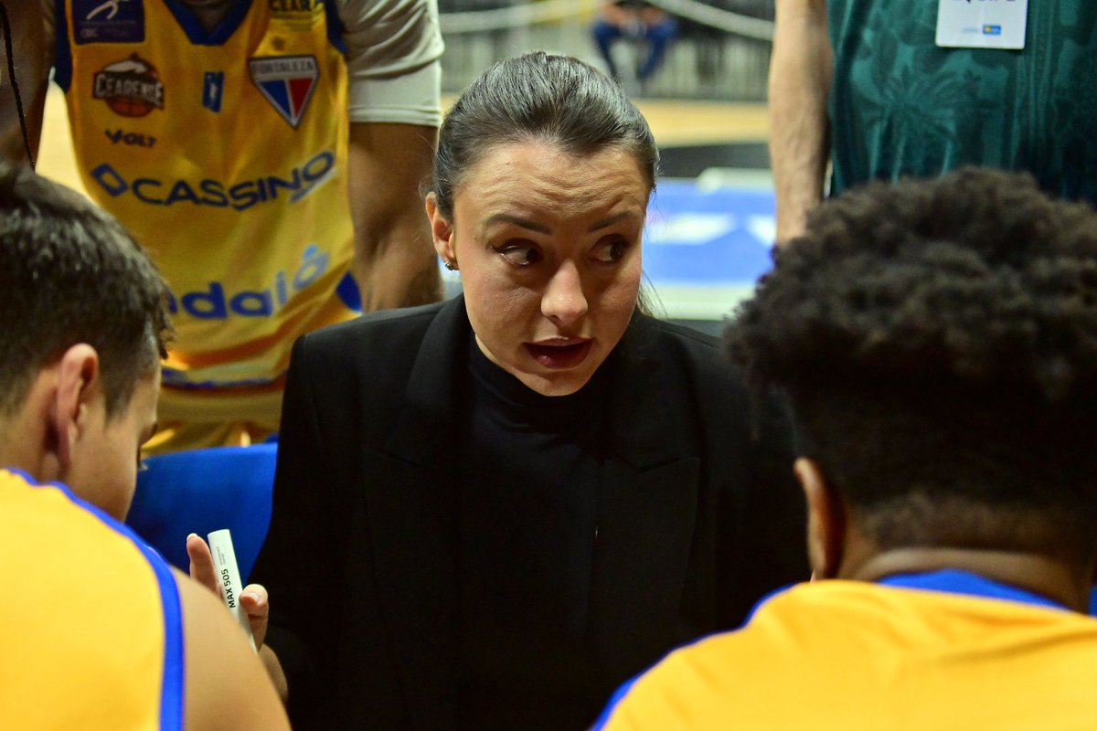 Toda a classe da <a href="/CoachJelena/">Jelena Todorovic</a> no Torneio Abertura com o <a href="/FECBasqCearense/">Fortaleza Basquete Cearense</a>! 🏀✨

📸 João Pires/LNB

#OBasqueteAconteceAqui