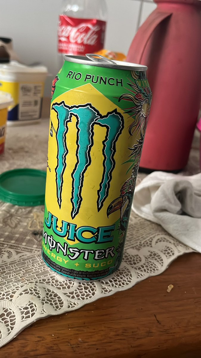 TheDiegod_'s tweet photo. Voltamos com Coisas que experimentei: esse é… estranho. No olfato tem notas de Abacaxota, no paladar vem o gosto do abacaxota com cubos de grelos, mas depois o sabor se perde em ima mistura esquisita. 7.0 abacaxotas de 10 https://t.co/2aBjouTz6i