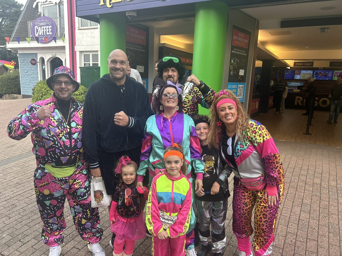 Josh10Graham's tweet photo. So it was Kais birthday weekend and we decided to do scarefest at Towers. We thought why not dress up in some mad outfits… turns out the king of mad outfits himself was there as well! He stopped and had a photo with us all. What a legend! Top bloke! Cheers Champ 👊🏼 @Tyson_Fury https://t.co/XsBciRXCDt
