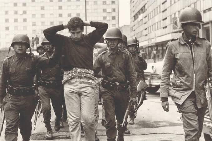🇲🇽 2 de octubre no se olvida
Hoy se cumplen 57 años de la masacre de Tlatelolco, cuando el Ejército y el Batallón Olimpia reprimieron con violencia una manifestación pacífica en la Plaza de las Tres Culturas.

#2DeOctubreNoSeOlvida