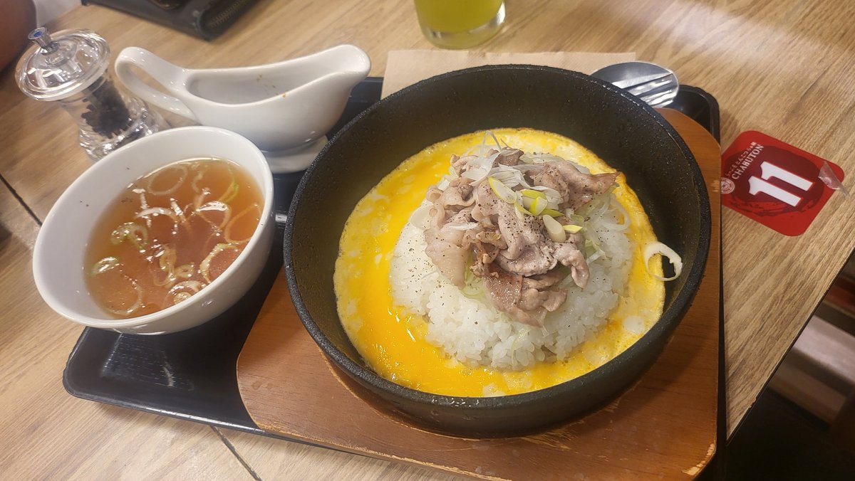 watarujin1110's tweet photo. 角煮豚骨魚介ざるらぁ麺279THB, 鉄板イタめしガーリックバター味199THB
#CHABUTON@EKKAMAI
晩飯はGATEWAY EKKAMAIへで久々の｢ちゃぶとん｣。魚介豚骨つけ汁に細ストレート麺。系列店｢花月嵐｣の豚そばつけ麺に似ている。イタ飯もだけど。肝心の角煮は薄く小さかった。
#バンコク
#つけめん
#らーめん https://t.co/xnr8scecl5