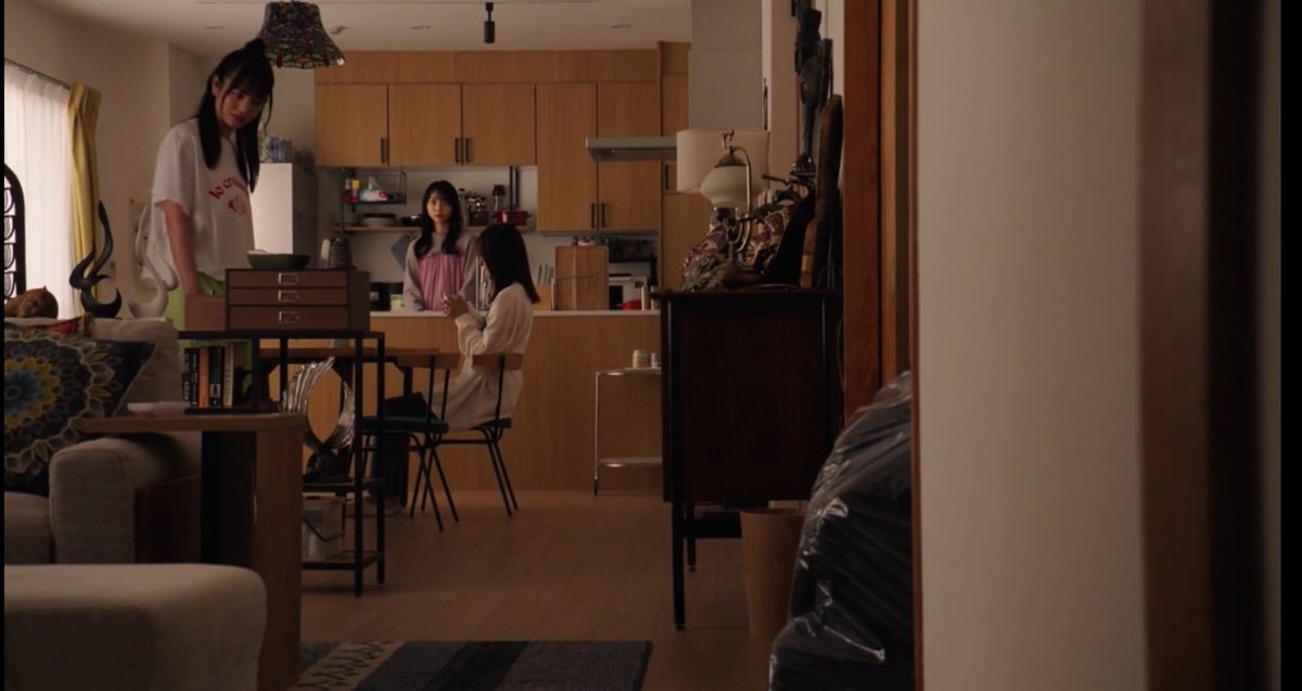 rosin_5's tweet image. 寝る前に見始めたら止まらなくなった #推しの殺人 のイズミが住むマンションのLDKが #ドラマ極愛 の小田切部長のマンションのそれと完全一致！キッチンのキャビネットの面材の色違いのお部屋。
奥の廊下から👓の蓮さんが「おはよう」って出てきそうw
来週も見よう…！
